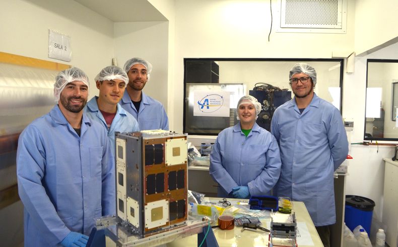 Equipo en el Centro Tecnológico Aeroespacial. 