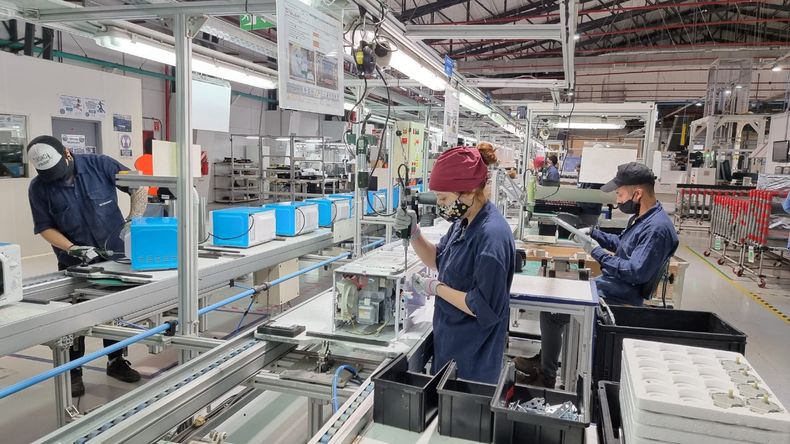 Las empresas comienzan a convertir pagos en dólares a yuanes.