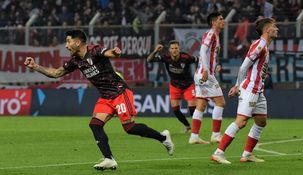 Casco festeja el gol del triunfo parcial ante Barracas.