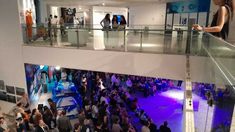 Arriba, visitantes recorriendo el Museo Malvinas; abajo, la música y la fiesta de la vigilia.