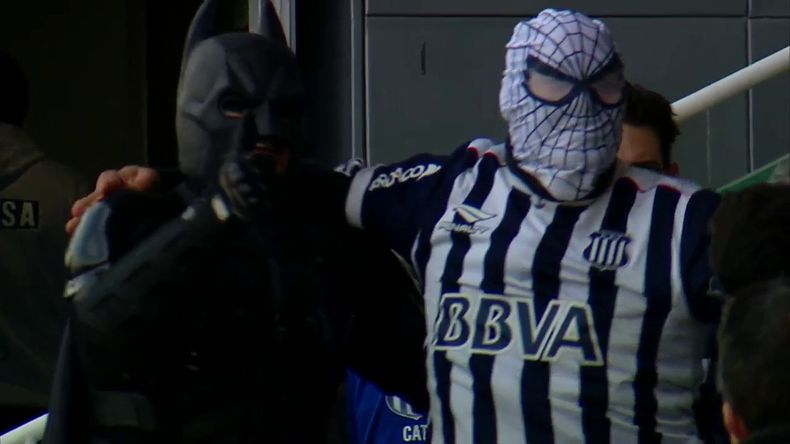 Los superhéroes posando para la foto.