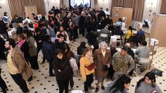 Sigue las colas en las escuelas tras el cierre de los comicios.