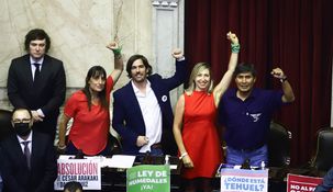 El bloque del Frente de Izquierda al lado de Javier Milei.