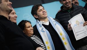 Axel Kicillof, gobernador de Buenos Aires, entregó escrituras de viviendas en los municipios de Salto y San Antonio de Areco.