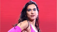 Dua Lipa vistió una microbikini turquesa, uno de los colores del momento. Dua Lipa vistió una microbikini turquesa, uno de los colores del momento.