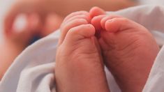 poliamor filiatorio: permiten la inscripcion de un bebe con dos padres y una madre