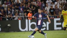 Messi, segundos antes de desparramar al arquero y marcar el gol. Messi, segundos antes de desparramar al arquero y marcar el gol.