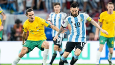 Lionel Messi junto a Jackson Irvine. Lionel Messi junto a Jackson Irvine.