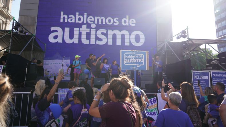 Acto por el Día Mundial de Concientización sobre el Autismo en microcentro proteño.