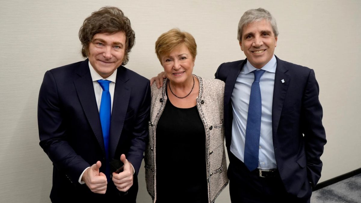 El FMI presiona al Gobierno: pide ampliar Ganancias y reconvertir el Monotributo