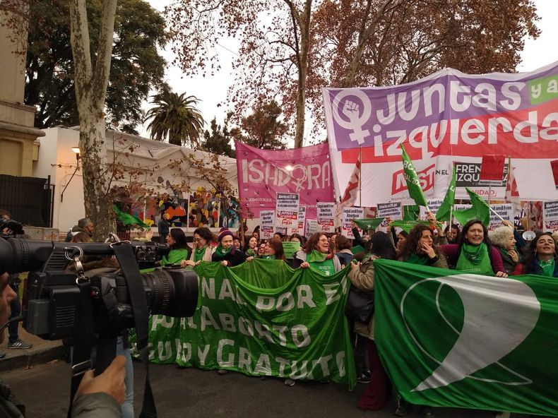 La movilización frente a la Embajada de EEUU por la derogación del derecho al anorto.