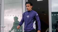 Lisandro Martínez sorprendió con su look afuera de la cancha. Lisandro Martínez sorprendió con su look afuera de la cancha.