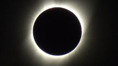 Se recomienda no observar un eclipse de sol a simple vista. Se recomienda no observar un eclipse de sol a simple vista.