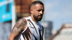 El futbolista de 33 años manejaba en estado de ebriedad. El futbolista de 33 años manejaba en estado de ebriedad.