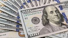 Este martes el dólar paralelo o dólar ilegal tuvo un incremento de 10 pesos y alcanzó el récord nominal de $301. Este martes el dólar paralelo o dólar ilegal tuvo un incremento de 10 pesos y alcanzó el récord nominal de $301.