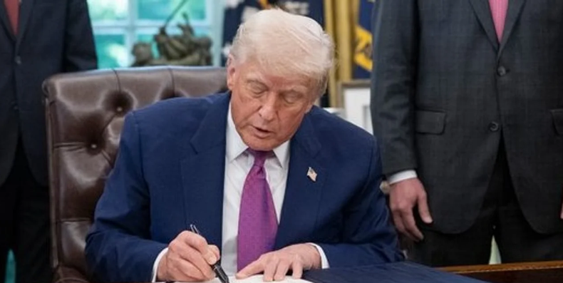 Trump firmó el documento que califica como 