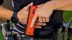 A diferencia de las taser, las Byrna funcionan con balines de impacto.