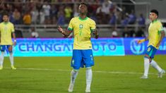 Vinicius se lamenta por el penal fallado. Vinicius se lamenta por el penal fallado.