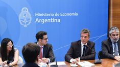 Sergio Massa junto a Matías Tombolini y más funcionarios.