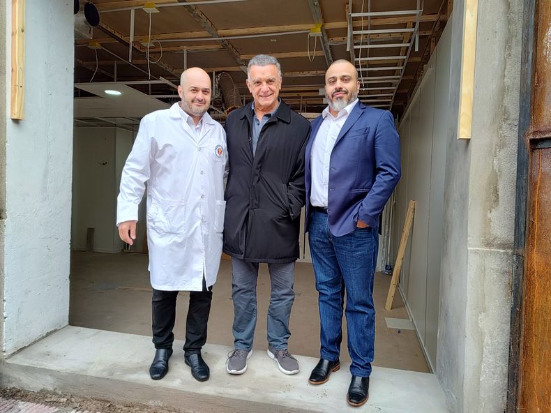 Der. a izq.: el Dr. Gonzalo Battaglia, el Prof. Dr. Marcelo Melo y el Dr. Mariano Sosa.