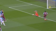 Dibu Martínez falló un pase y Mac Allister no perdonó. Dibu Martínez falló un pase y Mac Allister no perdonó.