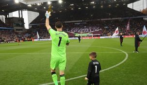 Al salir a la cancha, Dibu Martínez fue ovacionado y se desplegó una bandera en una de las cabeceras con la leyenda The Best in the World
