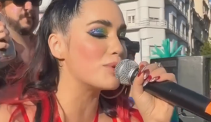 La cantante se presentó en una carroza con los colores arcoiris y cantó Motiveishon.