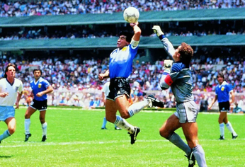 Maradona salta con el puño en alto y le gana a Shilton. Maradona salta con el puño en alto y le gana a Shilton.