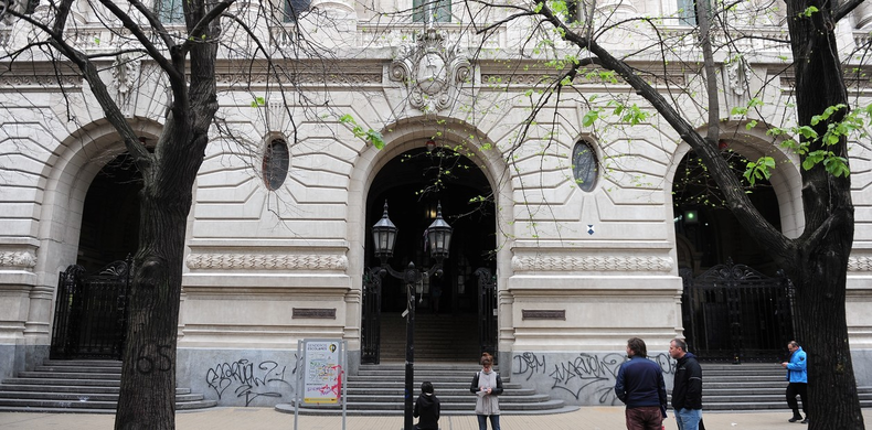 El Colegio Nacional de Buenos Aires prohibió el uso de celulares