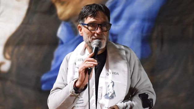 El Padre Paco relató que intentó asistir a las personas que quedaron atrapadas en el micro que volcó en la Ruta 2