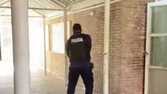 El policía en el interior de la escuela de Mendoza. El policía en el interior de la escuela de Mendoza.