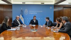 Massa y De Mendiguren con las autoridades de la empresa francesa. Massa y De Mendiguren con las autoridades de la empresa francesa.