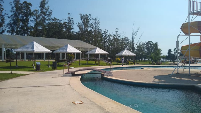 El complejo cuenta con cuatro piscinas, incluyendo una semiolímpica cubierta y espacios recreativos para todas las edades.