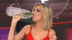 Viviana Canosa tomando cloro. Viviana Canosa tomando cloro.