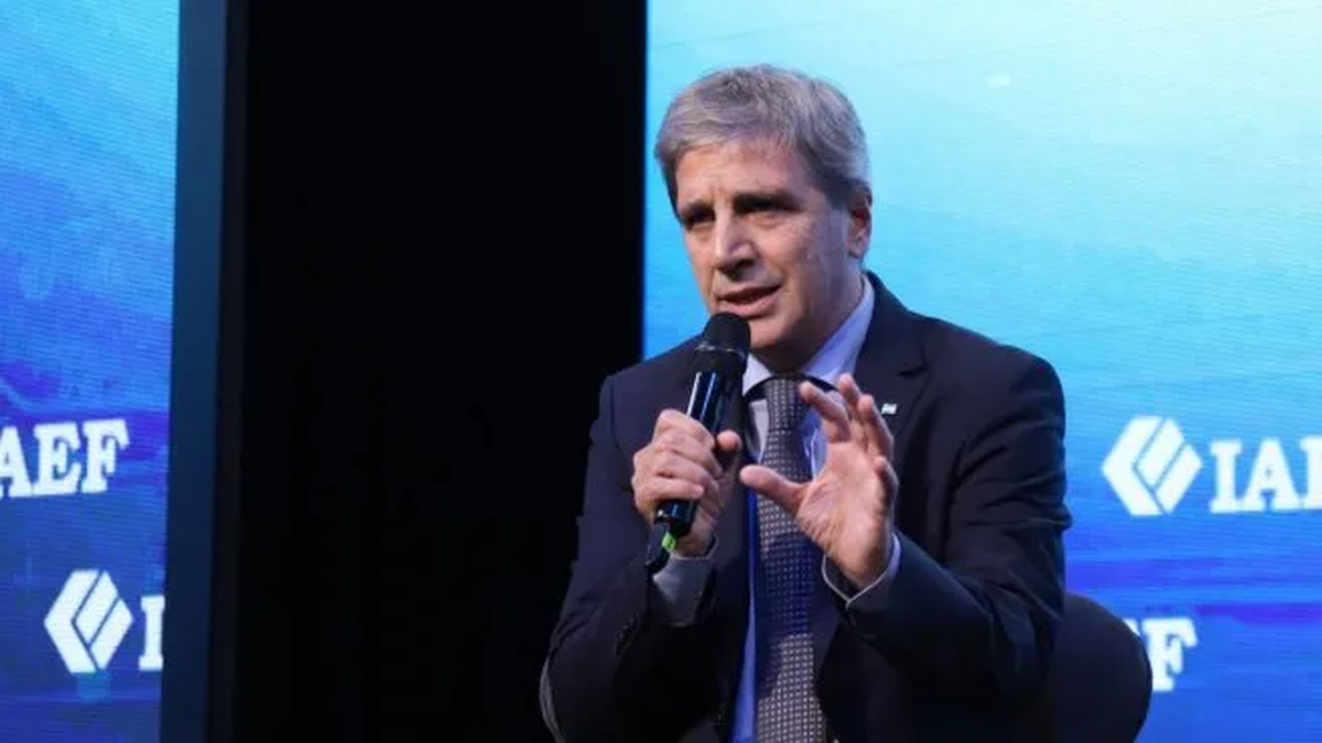 Luis Caputo anunció un nuevo proyecto de Inocencia Fiscal para los "dólares del colchón"