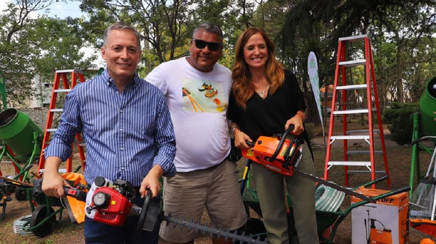 el intendente de Esteban Echeverría, Fernando Gray, y la ministra de Desarrollo Social de la Nación, Victoria Tolosa Paz durante la entrega de maquinarias y herramientas.