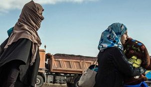 Agreden y ordenan arrestar a dos mujeres por no usar el velo islámico en Irán.