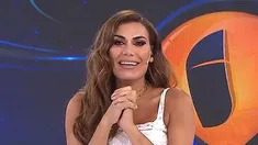 La conductora Flor de la V tiene una nueva panelista. La conductora Flor de la V tiene una nueva panelista.