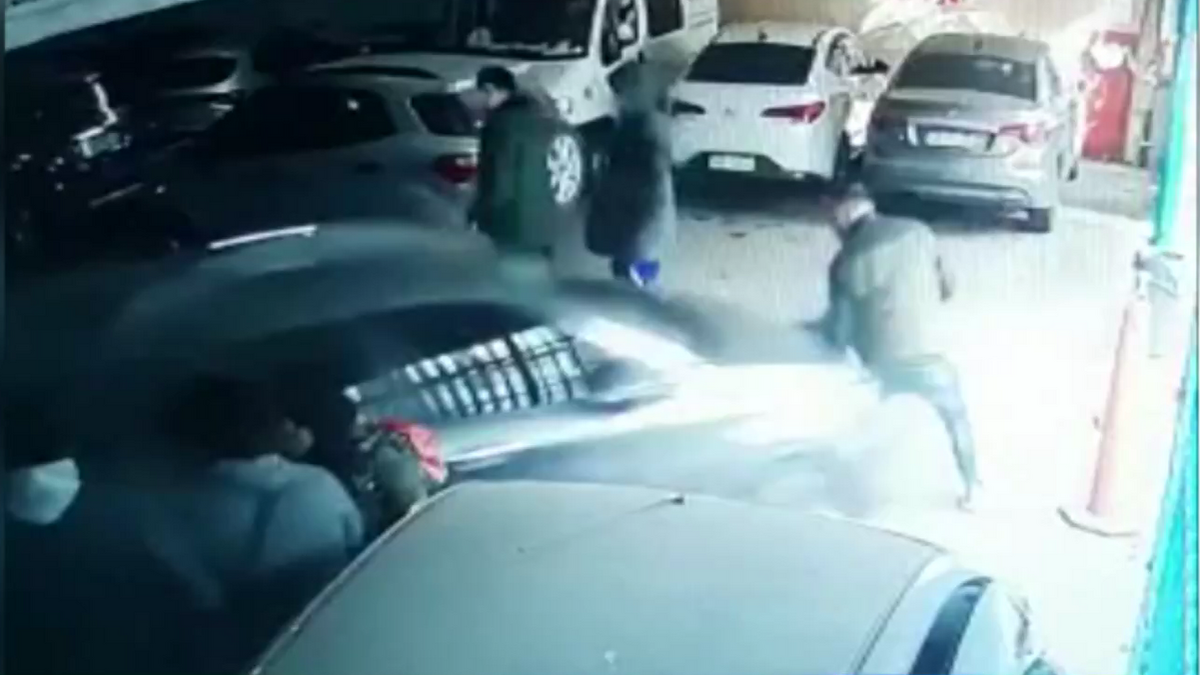 Video: un playero atropelló a un policía en Flores