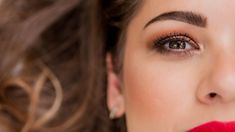 Modelos y celebridades impulsan esta tendencia con looks que mezclan prendas de diseñador con cejas pobladas y sin exceso de retoques. Modelos y celebridades impulsan esta tendencia con looks que mezclan prendas de diseñador con cejas pobladas y sin exceso de retoques.