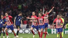 Los jugadores de Atlético de Madrid festejan, mientras los de Inter se lamentan. Los jugadores de Atlético de Madrid festejan, mientras los de Inter se lamentan.