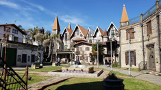 Este lugar propone una experiencia inmersiva que transporta a los visitantes a un mundo mágico de construcciones medievales.