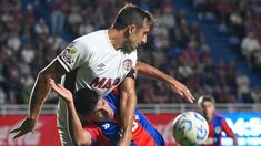 Carlos Izquierdoz, de Lanús, pelea el balón con Alexis Cuello, de San Lorenzo. Carlos Izquierdoz, de Lanús, pelea el balón con Alexis Cuello, de San Lorenzo.