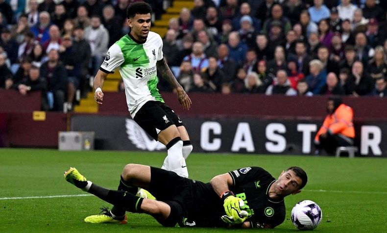 Dibu Martínez anotó un gol en contra en Aston Villa contra Liverpool.