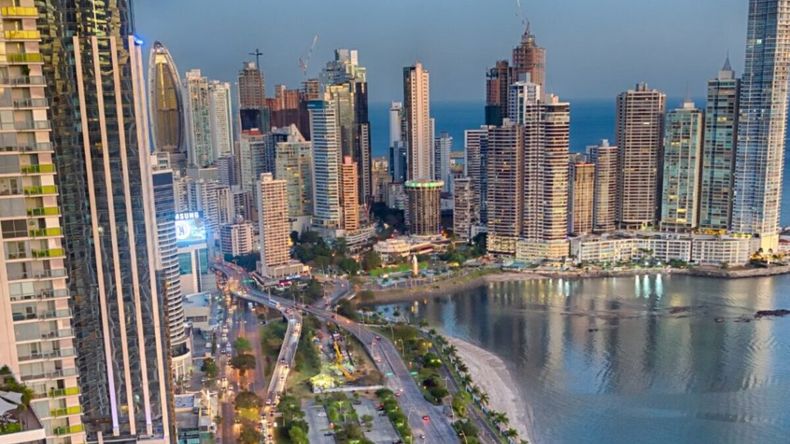 Esta ciudad está junto a la costa y tiene numerosos ríos.