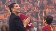 Wanda Nara recibió un inesperado homenaje del público de Galatasaray. Wanda Nara recibió un inesperado homenaje del público de Galatasaray.