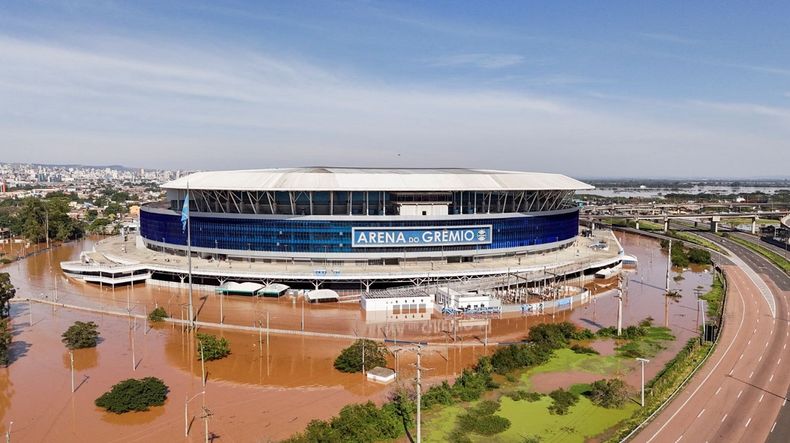 Los alrededores del estadio de Gremio repletos de agua.