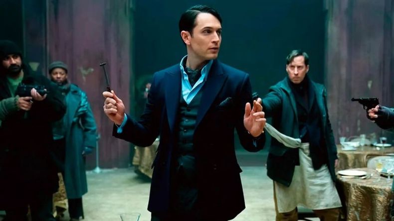 La sinopsis oficial describe la serie de tres partes como una exploración del origen del emblemático hotel para asesinos del universo de John Wick