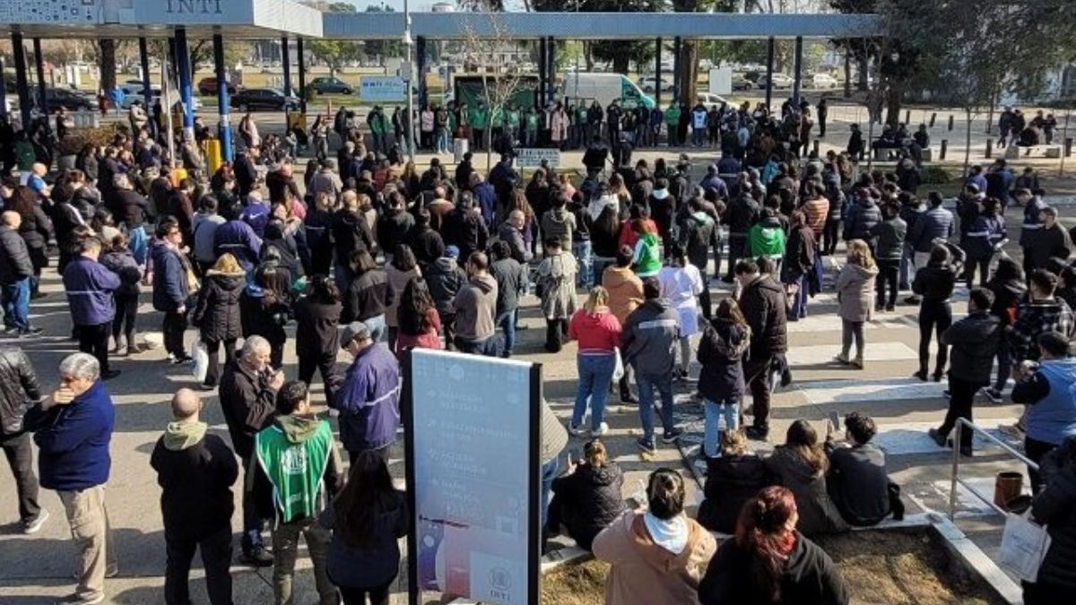 Escándalo en el INTI: el Gobierno denunciará a gremialistas por retención forzada de autoridades