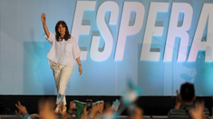 En el acto en La Plata, Cristina llamó a un gran acuerdo entre partidos para terminar con el debate “cínico y berreta” de la mano dura.